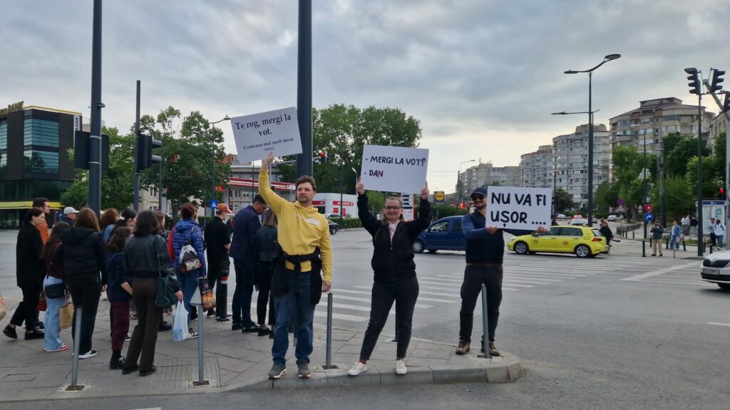 FOTO VIDEO „Ei țipă, noi votăm!” – mesaje emoționante pe pancarte la City Mall Constanța, din partea unor tineri 8 FOTO VIDEO „Ei țipă, noi votăm!” – mesaje emoționante pe pancarte la City Mall Constanța, din partea unor tineri WhatsApp Image 2025 05 09 at 18.51.27 1 1