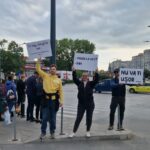 FOTO VIDEO „Ei țipă, noi votăm!” – mesaje emoționante pe pancarte la City Mall Constanța, din partea unor tineri WhatsApp Image 2025 05 09 at 18.51.27 1