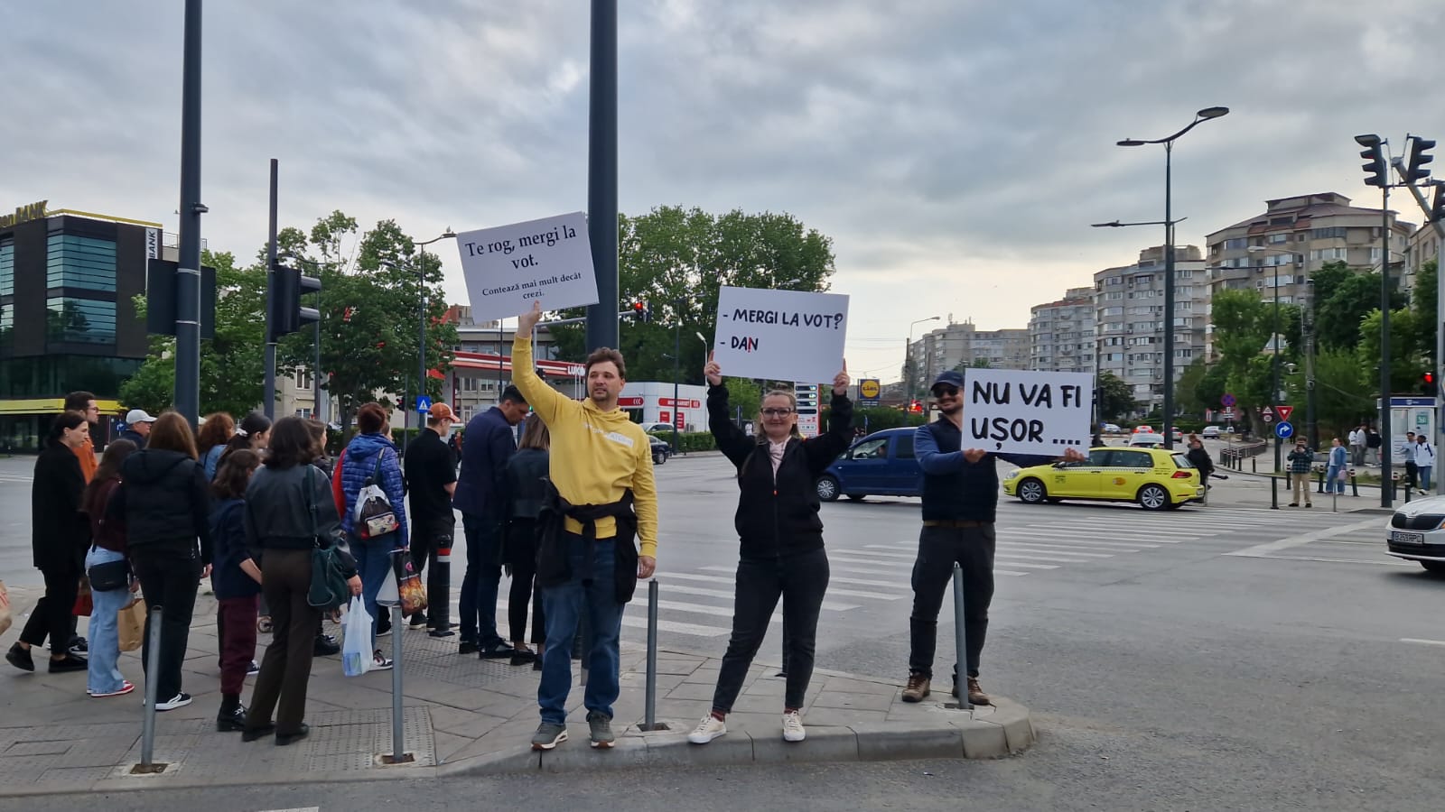 FOTO VIDEO „Ei țipă, noi votăm!” – mesaje emoționante pe pancarte la City Mall Constanța, din partea unor tineri WhatsApp Image 2025 05 09 at 18.51.27 1
