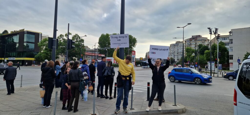 FOTO VIDEO „Ei țipă, noi votăm!” – mesaje emoționante pe pancarte la City Mall Constanța, din partea unor tineri 6 FOTO VIDEO „Ei țipă, noi votăm!” – mesaje emoționante pe pancarte la City Mall Constanța, din partea unor tineri WhatsApp Image 2025 05 09 at 18.51.28 1