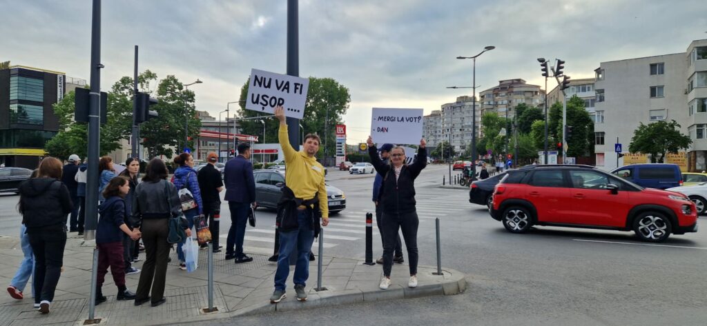 FOTO VIDEO „Ei țipă, noi votăm!” – mesaje emoționante pe pancarte la City Mall Constanța, din partea unor tineri 5 FOTO VIDEO „Ei țipă, noi votăm!” – mesaje emoționante pe pancarte la City Mall Constanța, din partea unor tineri WhatsApp Image 2025 05 09 at 18.51.28 2 1