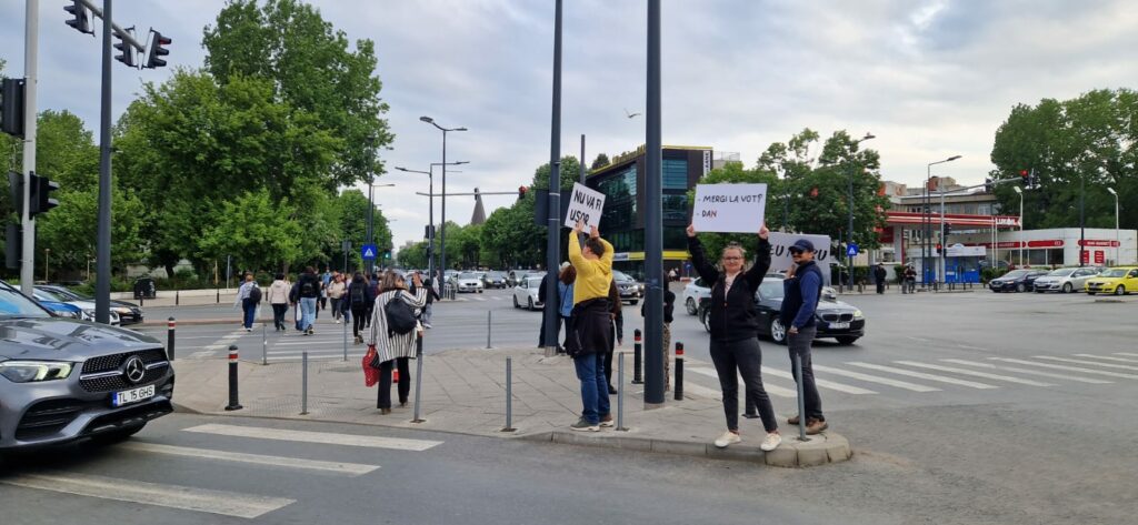 FOTO VIDEO „Ei țipă, noi votăm!” – mesaje emoționante pe pancarte la City Mall Constanța, din partea unor tineri 3 FOTO VIDEO „Ei țipă, noi votăm!” – mesaje emoționante pe pancarte la City Mall Constanța, din partea unor tineri WhatsApp Image 2025 05 09 at 18.51.29 1