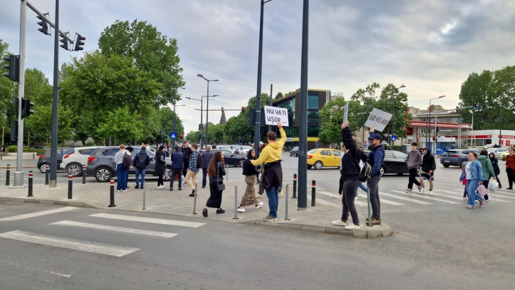 FOTO VIDEO „Ei țipă, noi votăm!” – mesaje emoționante pe pancarte la City Mall Constanța, din partea unor tineri 4 FOTO VIDEO „Ei țipă, noi votăm!” – mesaje emoționante pe pancarte la City Mall Constanța, din partea unor tineri WhatsApp Image 2025 05 09 at 18.51.29