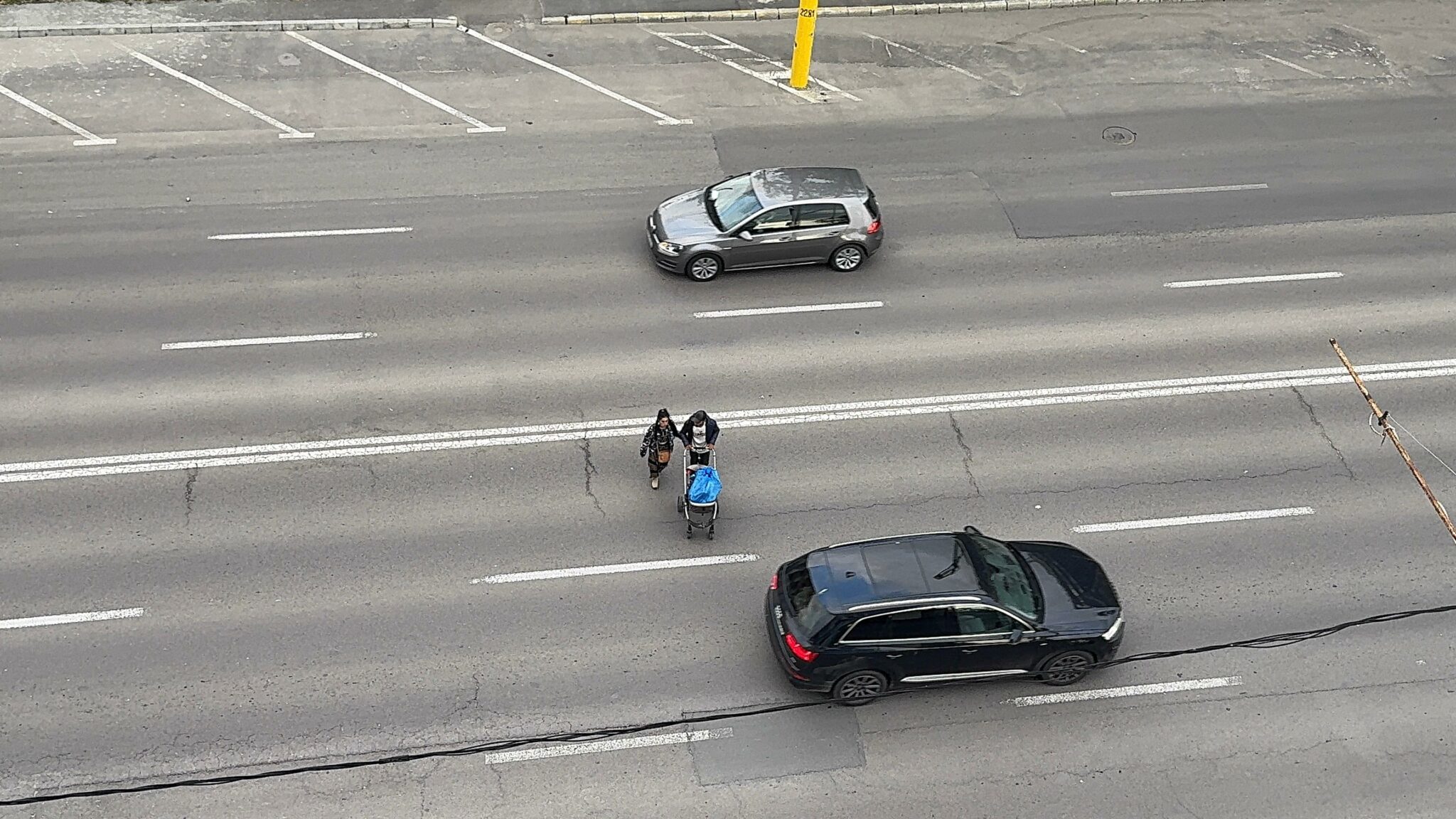 FOTO VIDEO Linia continuă? Nu e pentru mașini, ci pentru oamenii cu gunoiul la plimbare în cărucior de copii WhatsApp Image 2025 05 09 at 21.04.27
