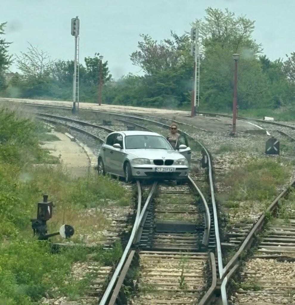FOTO O femeie a căzut cu mașina pe șinele de tren, după ce a intrat pe un peron, în Eforie Nord UPDATE 2 FOTO O femeie a căzut cu mașina pe șinele de tren, după ce a intrat pe un peron, în Eforie Nord UPDATE WhatsApp Image 2025 05 10 at 13.30.09 1