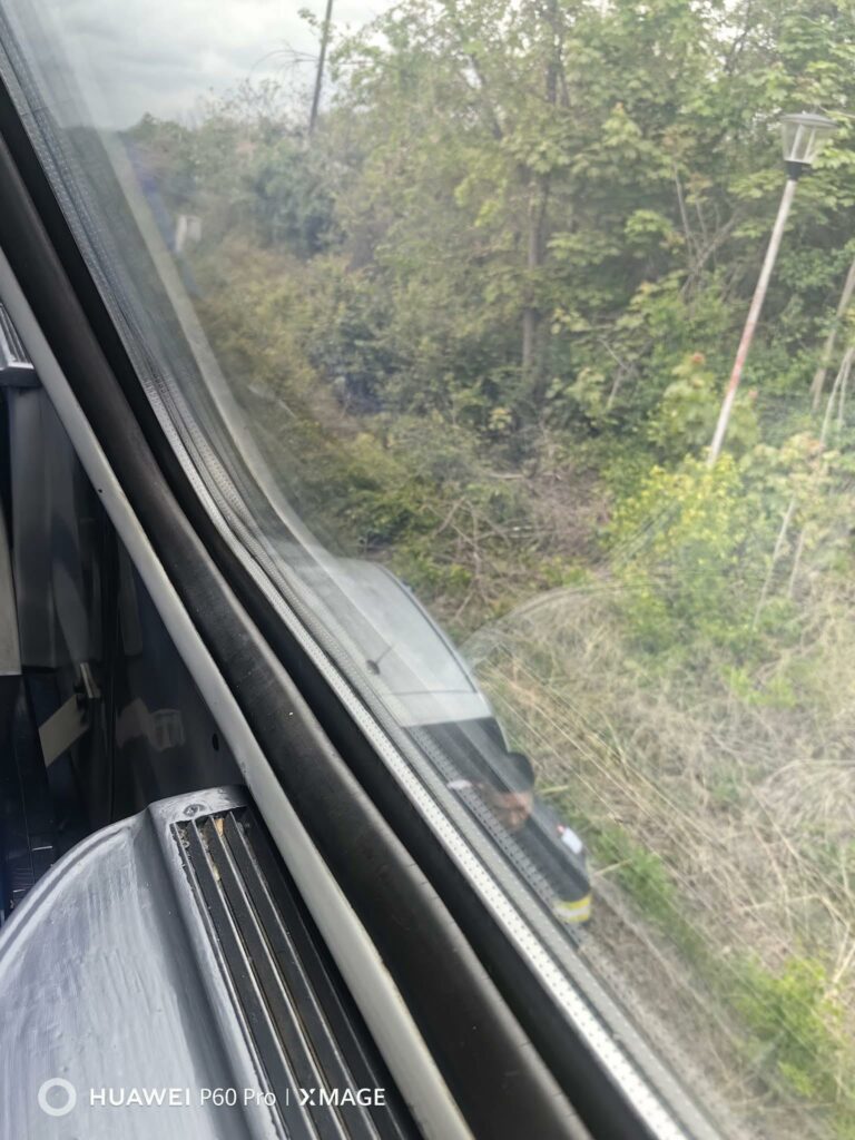 FOTO O femeie a căzut cu mașina pe șinele de tren, după ce a intrat pe un peron, în Eforie Nord UPDATE 3 FOTO O femeie a căzut cu mașina pe șinele de tren, după ce a intrat pe un peron, în Eforie Nord UPDATE WhatsApp Image 2025 05 10 at 13.33.03 1