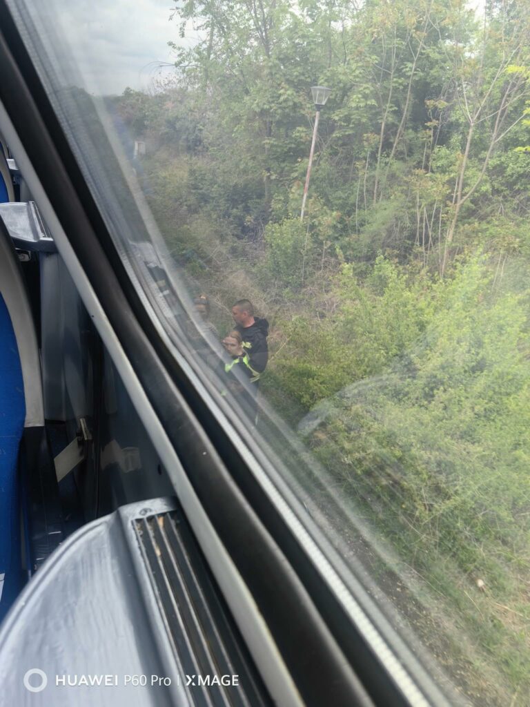 FOTO O femeie a căzut cu mașina pe șinele de tren, după ce a intrat pe un peron, în Eforie Nord UPDATE 4 FOTO O femeie a căzut cu mașina pe șinele de tren, după ce a intrat pe un peron, în Eforie Nord UPDATE WhatsApp Image 2025 05 10 at 13.33.03