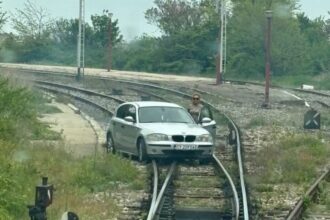 FOTO O femeie a căzut cu mașina pe șinele de tren, după ce a intrat pe un peron, în Eforie Nord UPDATE WhatsApp Image 2025 05 10 at 14.17.52