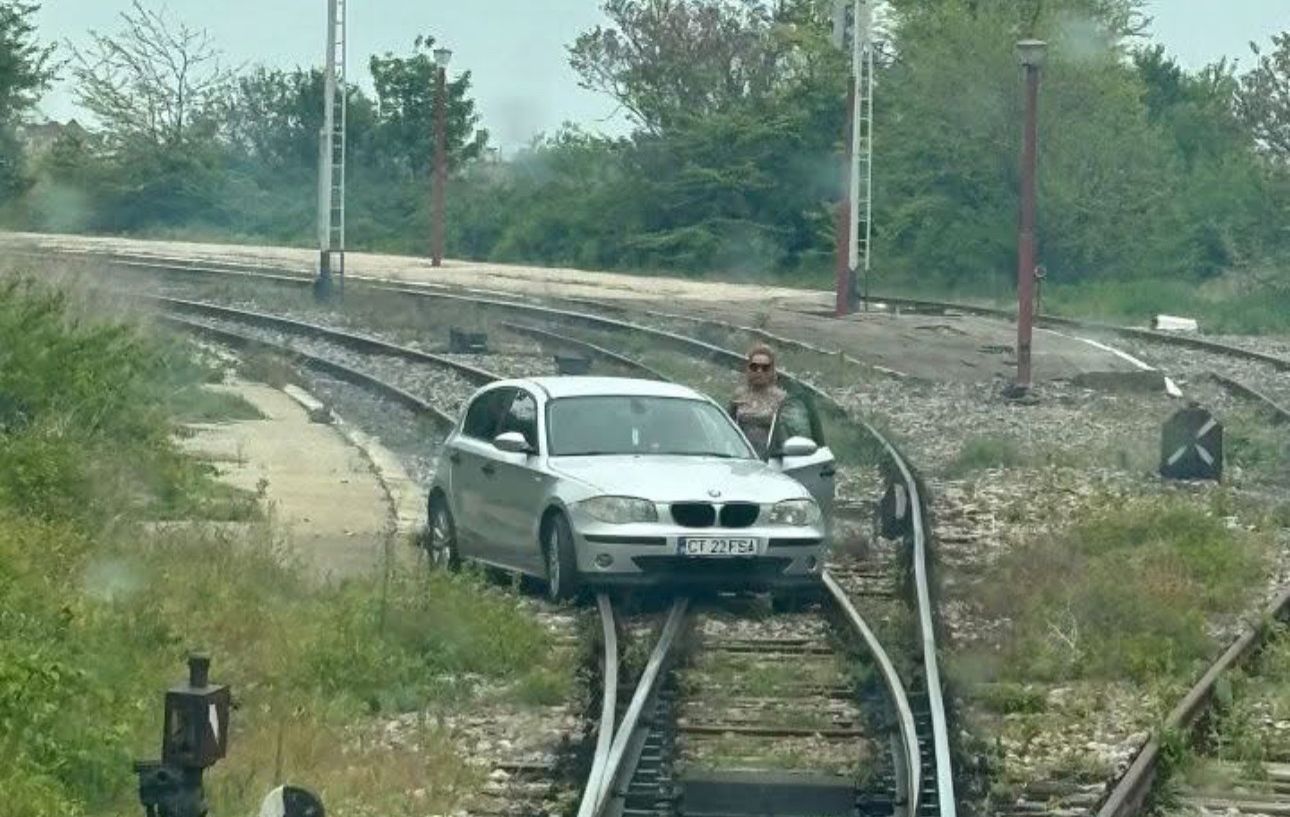 FOTO O femeie a căzut cu mașina pe șinele de tren, după ce a intrat pe un peron, în Eforie Nord UPDATE WhatsApp Image 2025 05 10 at 14.17.52