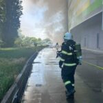 VIDEO Incendiu de proporții la deșeuri menajere, în curtea unui centru comercial din Arad WhatsApp Image 2025 05 10 at 14.35.21