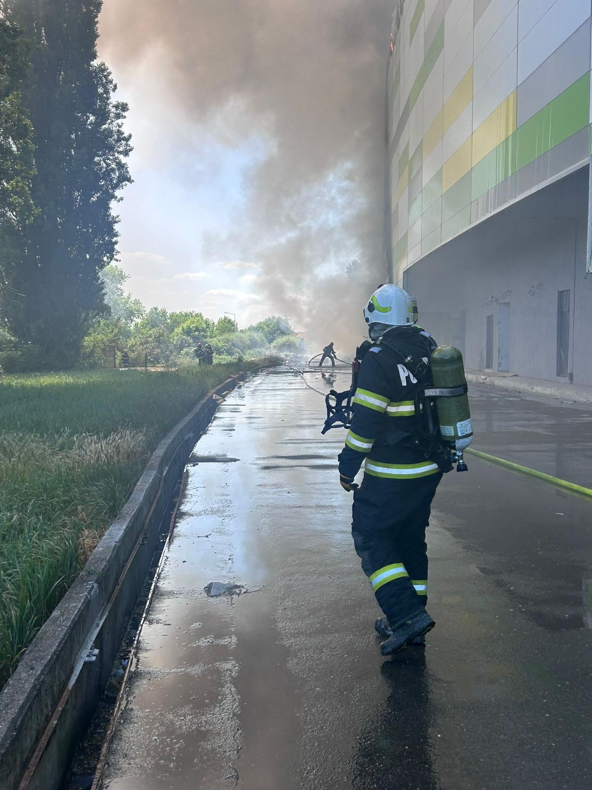 VIDEO Incendiu de proporții la deșeuri menajere, în curtea unui centru comercial din Arad / A fost emisă avertizarea RO-ALERT WhatsApp Image 2025 05 10 at 14.35.21