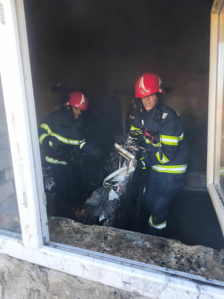 FOTO Pompierii tulceni au salvat un cățel dintr-un incendiu izbucnit la o locuință WhatsApp Image 2025 05 15 at 18.58.01 1
