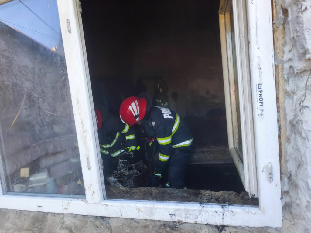FOTO Pompierii tulceni au salvat un cățel dintr-un incendiu izbucnit la o locuință WhatsApp Image 2025 05 15 at 18.58.01