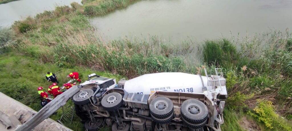 FOTO O betonieră s-a răsturnat de pe podul de la Agigea, la intrarea în port 2 FOTO O betonieră s-a răsturnat de pe podul de la Agigea, la intrarea în port WhatsApp Image 2025 05 16 at 18.03.07 1