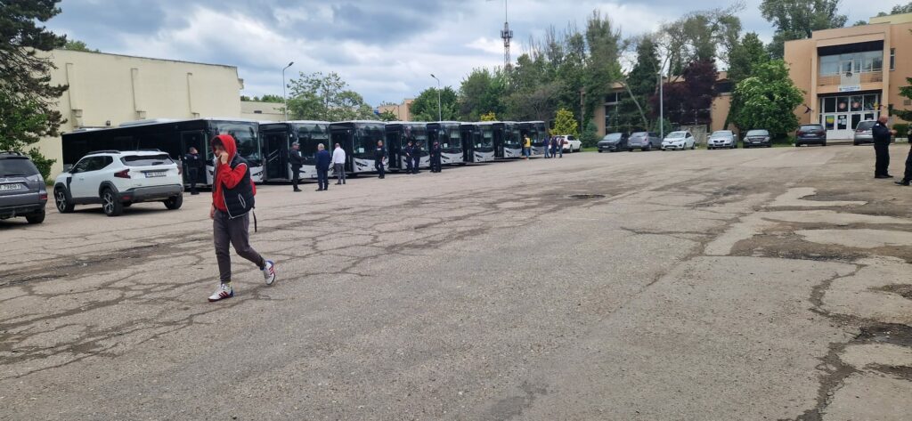 FOTO VIDEO Buletinele de vot au fost transportate la secțiile de votare din Constanța 3 FOTO VIDEO Buletinele de vot au fost transportate la secțiile de votare din Constanța WhatsApp Image 2025 05 17 at 15.01.17