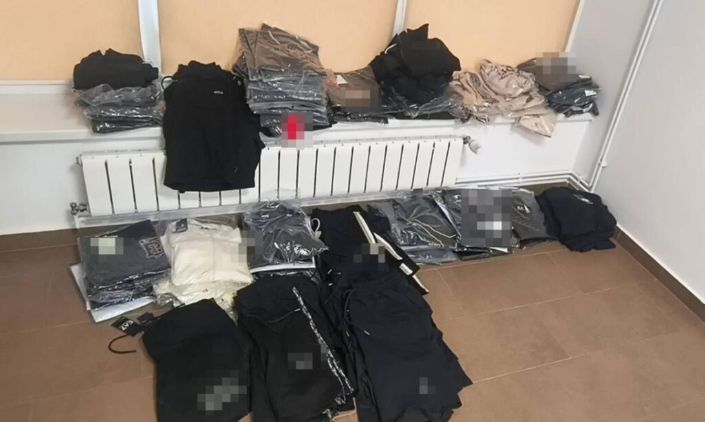 FOTO VIDEO Haine contrafăcute, aduse din Turcia, confiscate de poliţiştii de frontieră la Mangalia 2 FOTO VIDEO Haine contrafăcute, aduse din Turcia, confiscate de poliţiştii de frontieră la Mangalia WhatsApp Image 2025 05 21 at 11.50.01