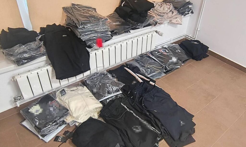 FOTO VIDEO Haine contrafăcute, aduse din Turcia, confiscate de poliţiştii de frontieră la Mangalia 3 FOTO VIDEO Haine contrafăcute, aduse din Turcia, confiscate de poliţiştii de frontieră la Mangalia WhatsApp Image 2025 05 21 at 11.50.02 1
