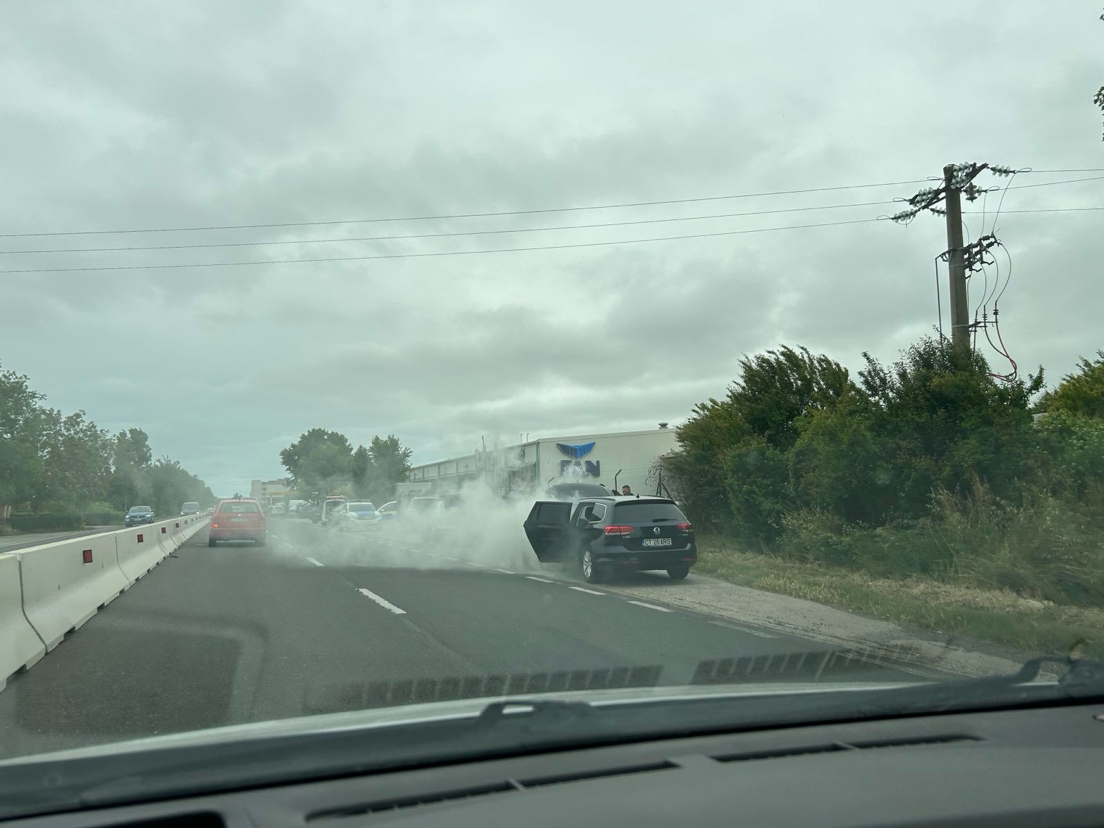 FOTO Alertă la intrarea în Mangalia! O maşină a luat foc WhatsApp Image 2025 05 25 at 10.46.16