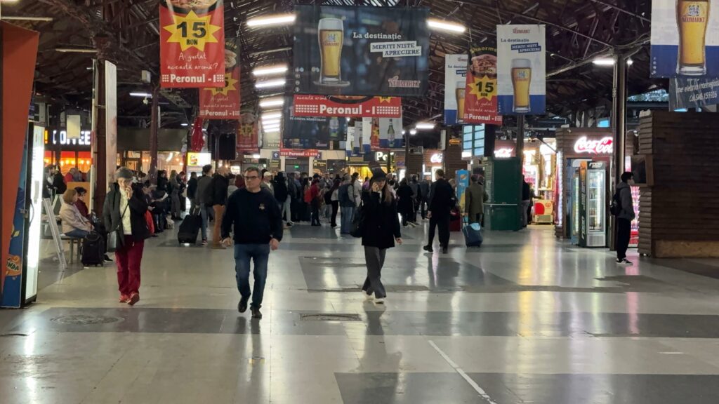 FOTO VIDEO ORE ÎNTREGI de întârzieri către Constanța, cu trenul, din Gara București WhatsApp Image 2025 05 28 at 23.38.32