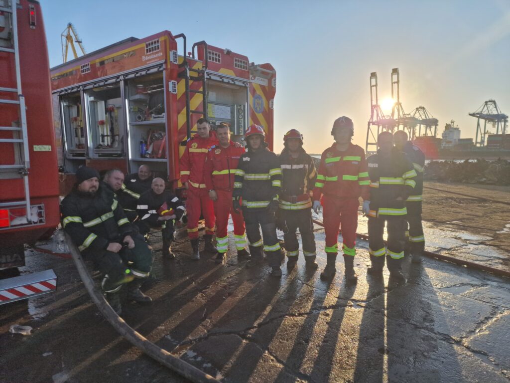 Galerie FOTO&VIDEO Sute de tone au ars sâmbătă dimineață în Portul Agigea Sud / A intervenit SMURD / UPDATE 2 Galerie FOTO&VIDEO Sute de tone au ars sâmbătă dimineață în Portul Agigea Sud / A intervenit SMURD / UPDATE WhatsApp Image 2025 05 31 at 08.13.15 1