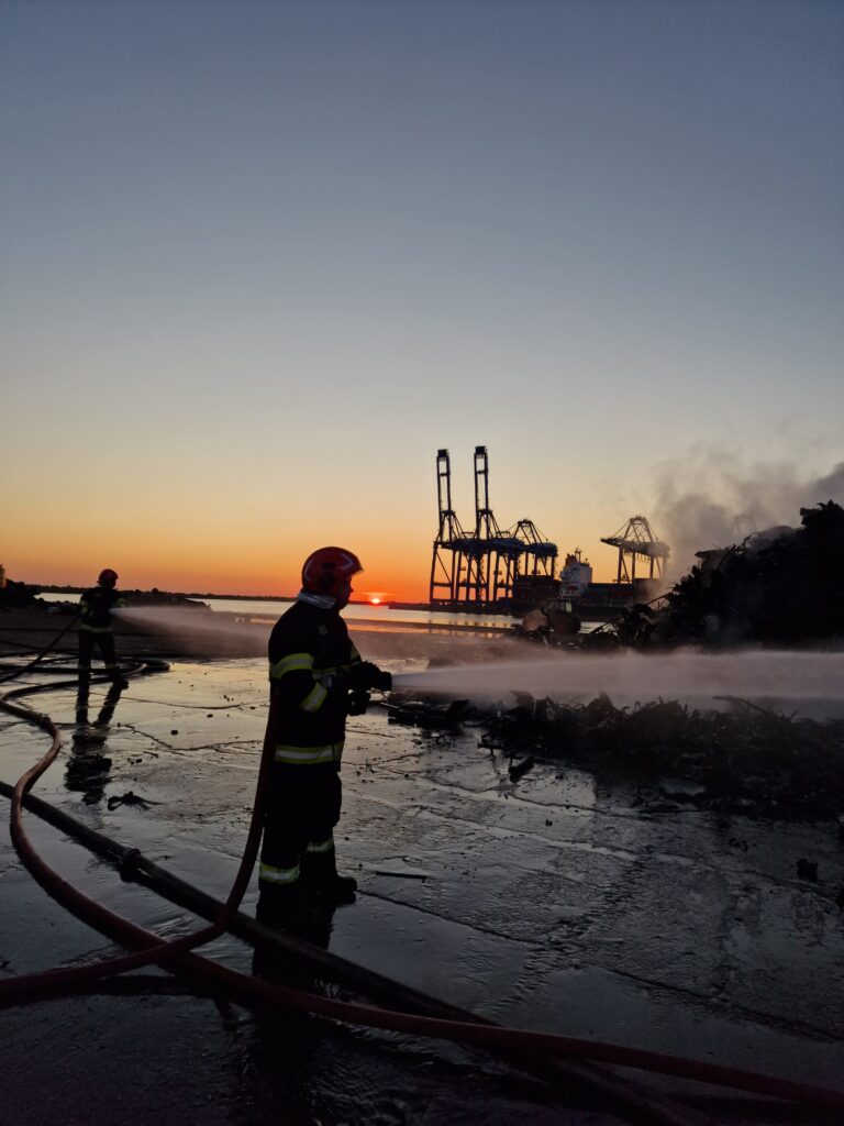 Galerie FOTO&VIDEO Sute de tone au ars sâmbătă dimineață în Portul Agigea Sud / A intervenit SMURD / UPDATE 7 Galerie FOTO&VIDEO Sute de tone au ars sâmbătă dimineață în Portul Agigea Sud / A intervenit SMURD / UPDATE WhatsApp Image 2025 05 31 at 08.13.16 1