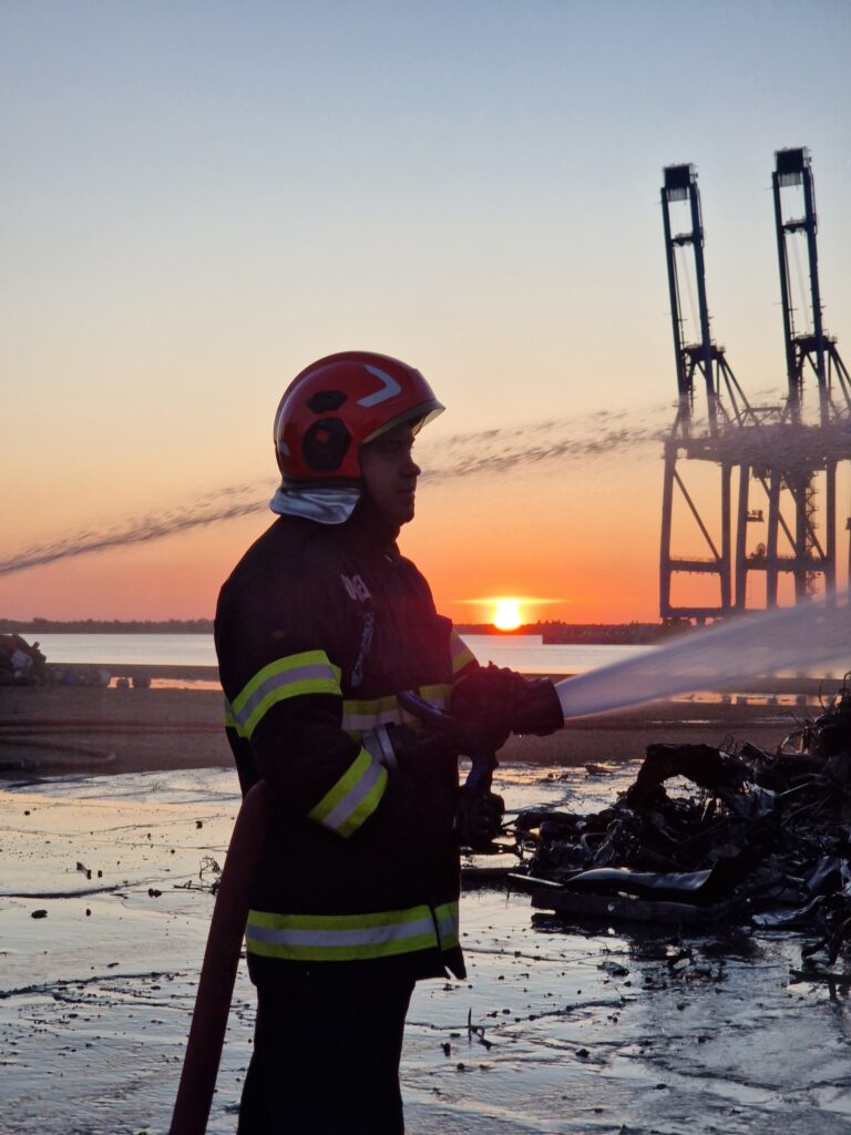 Galerie FOTO&VIDEO Sute de tone au ars sâmbătă dimineață în Portul Agigea Sud / A intervenit SMURD / UPDATE 8 Galerie FOTO&VIDEO Sute de tone au ars sâmbătă dimineață în Portul Agigea Sud / A intervenit SMURD / UPDATE WhatsApp Image 2025 05 31 at 08.13.16