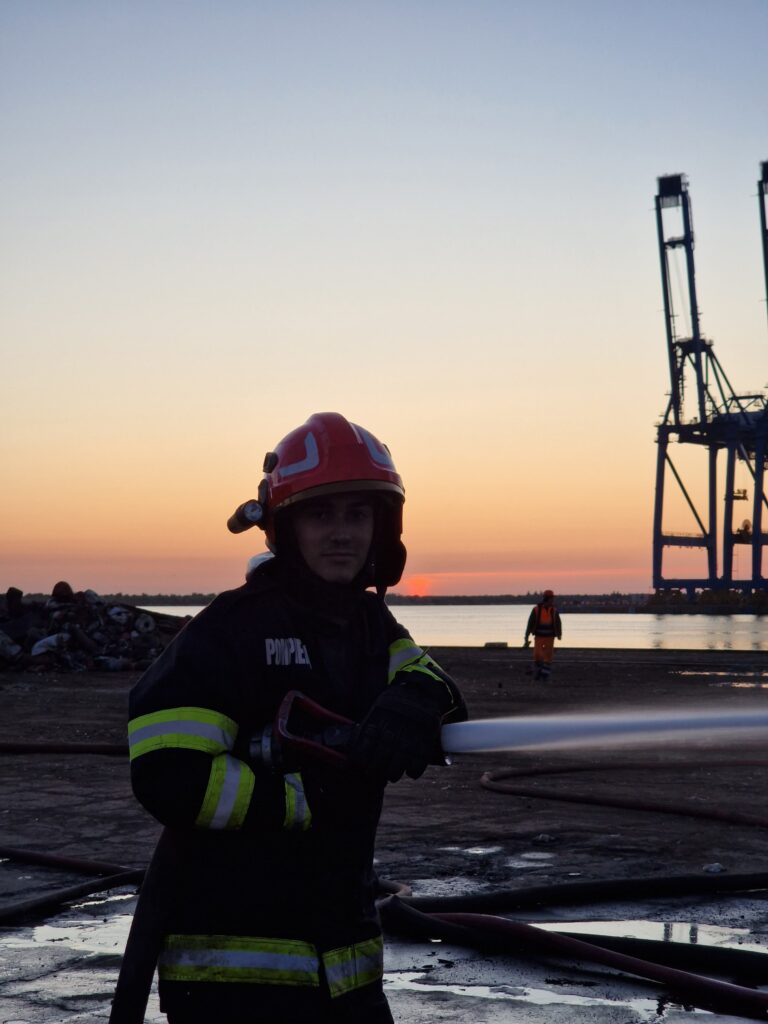 Galerie FOTO&VIDEO Sute de tone au ars sâmbătă dimineață în Portul Agigea Sud / A intervenit SMURD / UPDATE 4 Galerie FOTO&VIDEO Sute de tone au ars sâmbătă dimineață în Portul Agigea Sud / A intervenit SMURD / UPDATE WhatsApp Image 2025 05 31 at 08.13.18