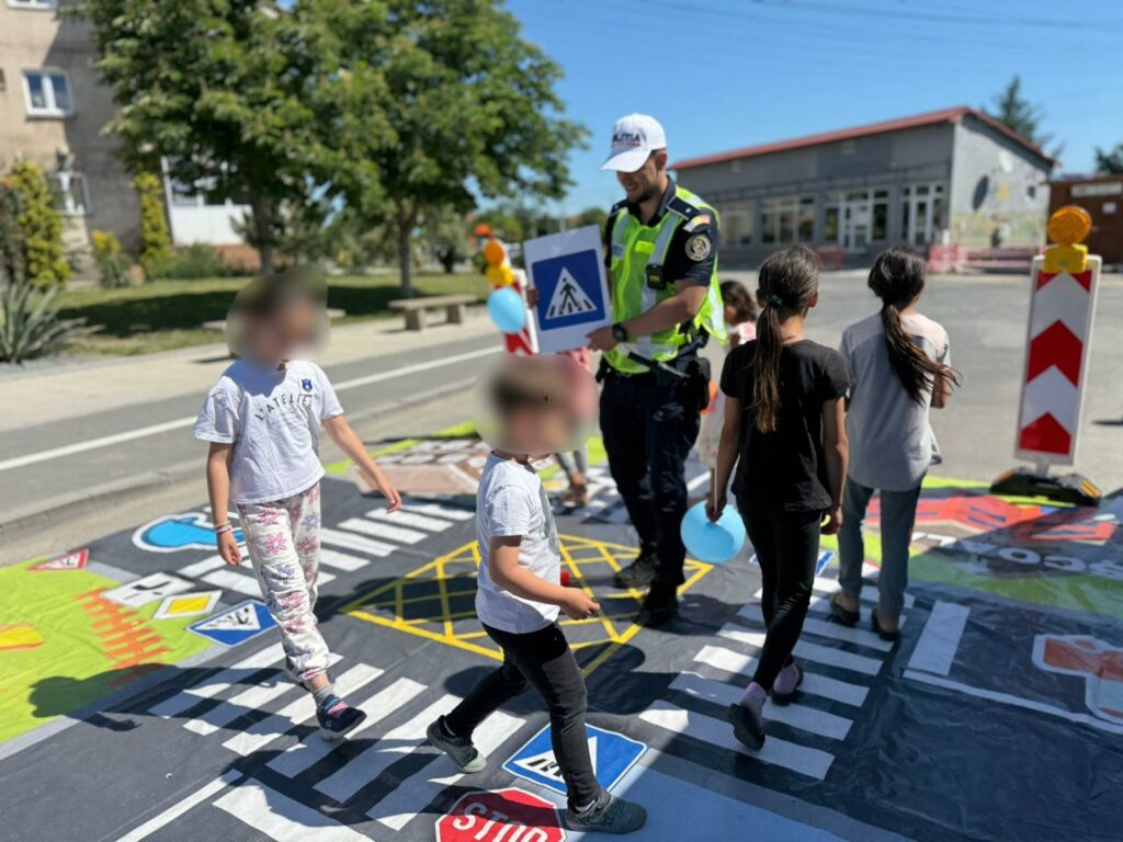 Galerie Foto/ Lecții de siguranță și prietenie pentru micii locuitori din Lumina de la polițiștii constănțeni 6 Galerie Foto/ Lecții de siguranță și prietenie pentru micii locuitori din Lumina de la polițiștii constănțeni WhatsApp Image 2025 05 31 at 15.42.18