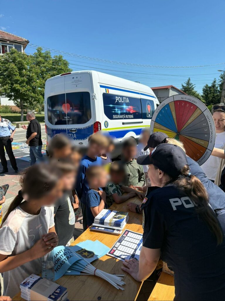 Galerie Foto/ Lecții de siguranță și prietenie pentru micii locuitori din Lumina de la polițiștii constănțeni 3 Galerie Foto/ Lecții de siguranță și prietenie pentru micii locuitori din Lumina de la polițiștii constănțeni WhatsApp Image 2025 05 31 at 15.51.38