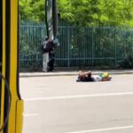 VIDEO Stație CT Bus all-inclusive: un individ s-a întins pe asfalt ca pe șezlong, la bronzat WhatsApp Image 2025 05 31 at 17.00.06 1