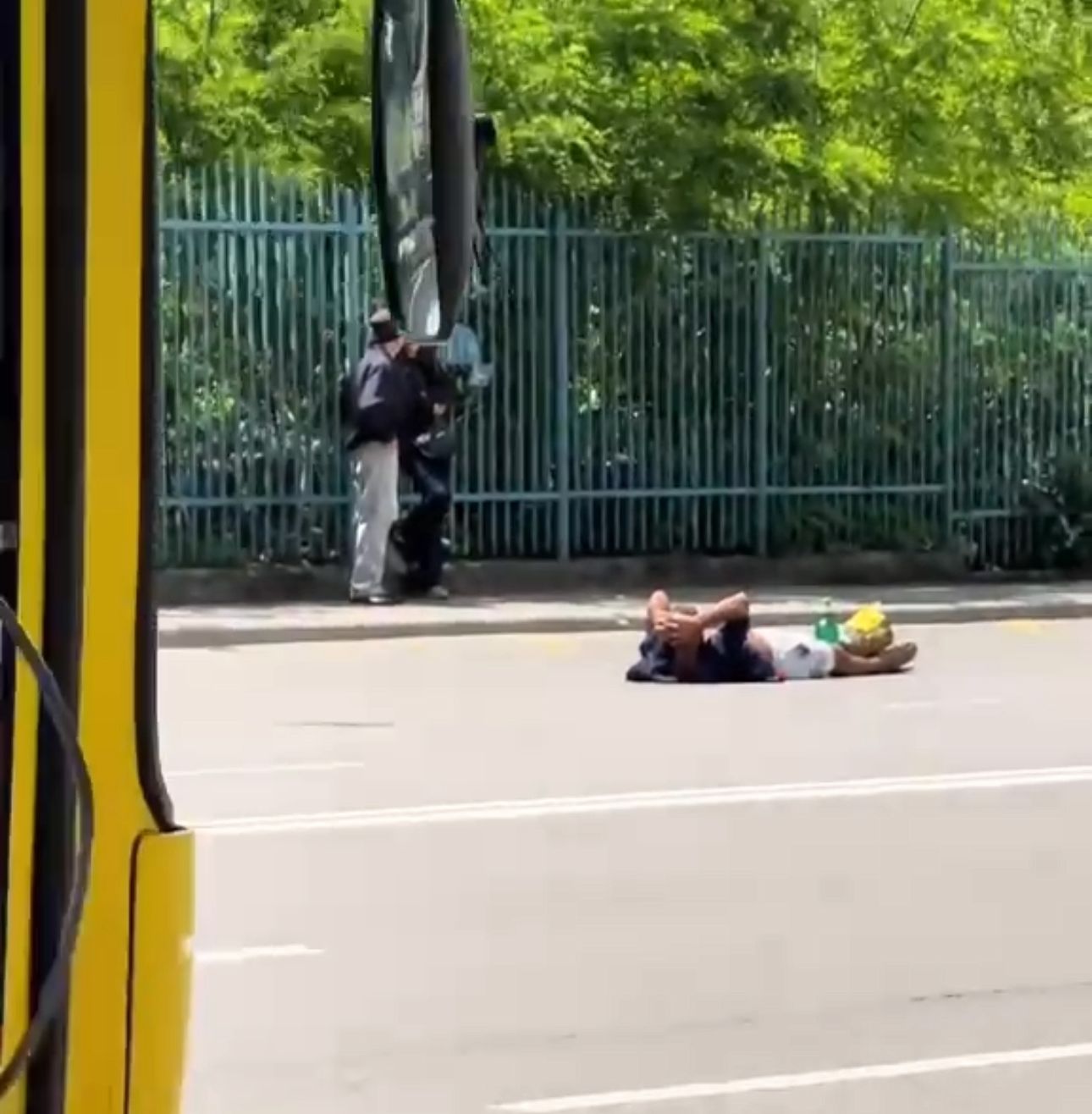 VIDEO Stație CT Bus all-inclusive: un individ s-a întins pe asfalt ca pe șezlong, la bronzat WhatsApp Image 2025 05 31 at 17.00.06 1
