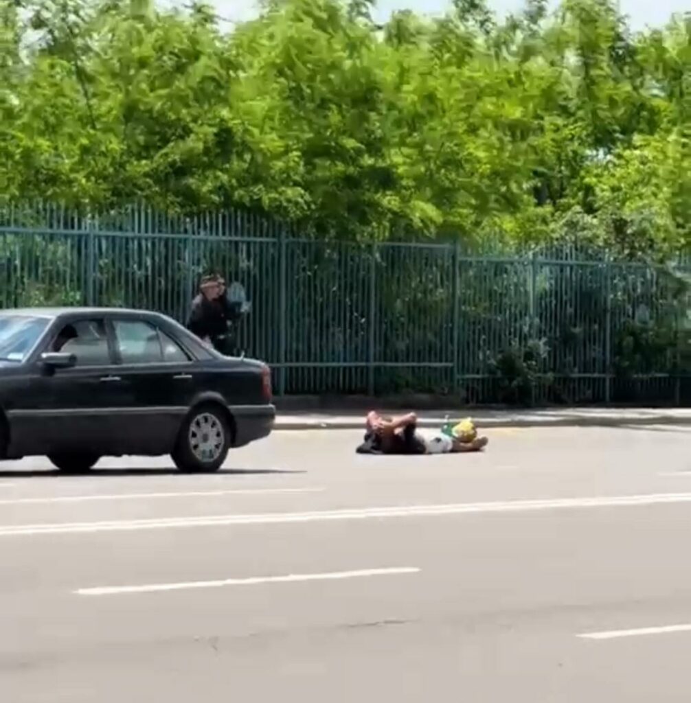 VIDEO Stație CT Bus all-inclusive: un individ s-a întins pe asfalt ca pe șezlong, la bronzat WhatsApp Image 2025 05 31 at 17.00.06