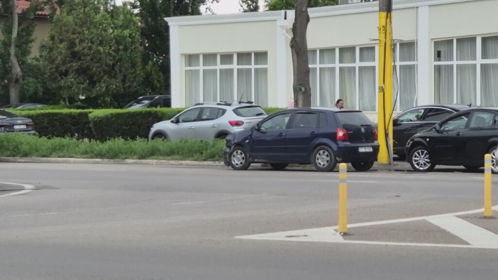 FOTO VIDEO Două mașini s-au tamponat în sensul giratoriu de la Cazinoul din Mamaia a0acbce5 c391 4b3a a185 997ba1ae58fa