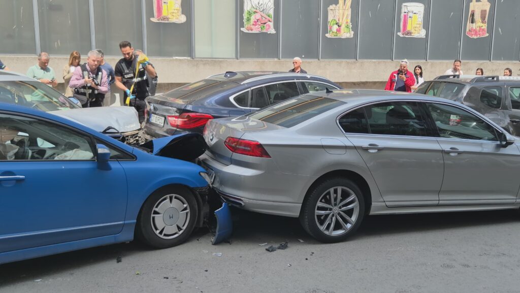 FOTO VIDEO Accident grav cu ȘASE autoturisme, în centrul Constanței/ O victimă este ÎNCARCERATĂ 11 FOTO VIDEO Accident grav cu ȘASE autoturisme, în centrul Constanței/ O victimă este ÎNCARCERATĂ a0e6b8b8 5605 44ba a753 11d63c6eeff6