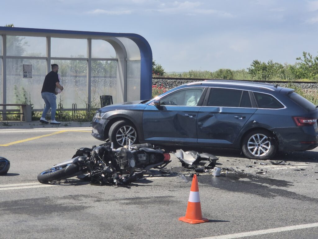 FOTO VIDEO Accident între o mașină și o motocicletă, în zona Petromidia/ O victimă este inconștientă UPDATE 9 FOTO VIDEO Accident între o mașină și o motocicletă, în zona Petromidia/ O victimă este inconștientă UPDATE a2bca31b fe3a 4de1 ad07 34a071e64e99