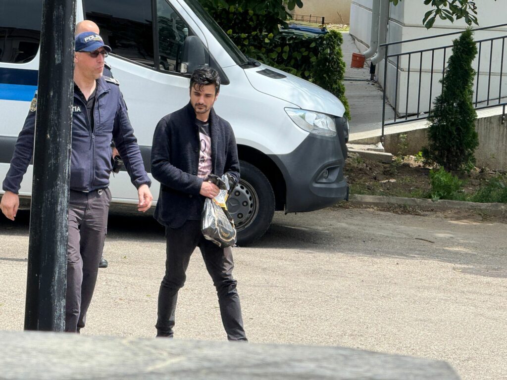 FOTO Traficant de canabis reținut la Constanța/ Canabis și obiecte folosite la dozare, găsite la percheziții 2 FOTO Traficant de canabis reținut la Constanța/ Canabis și obiecte folosite la dozare, găsite la percheziții a66f7d25 07a5 4d86 a10f dbc0dc56b31c
