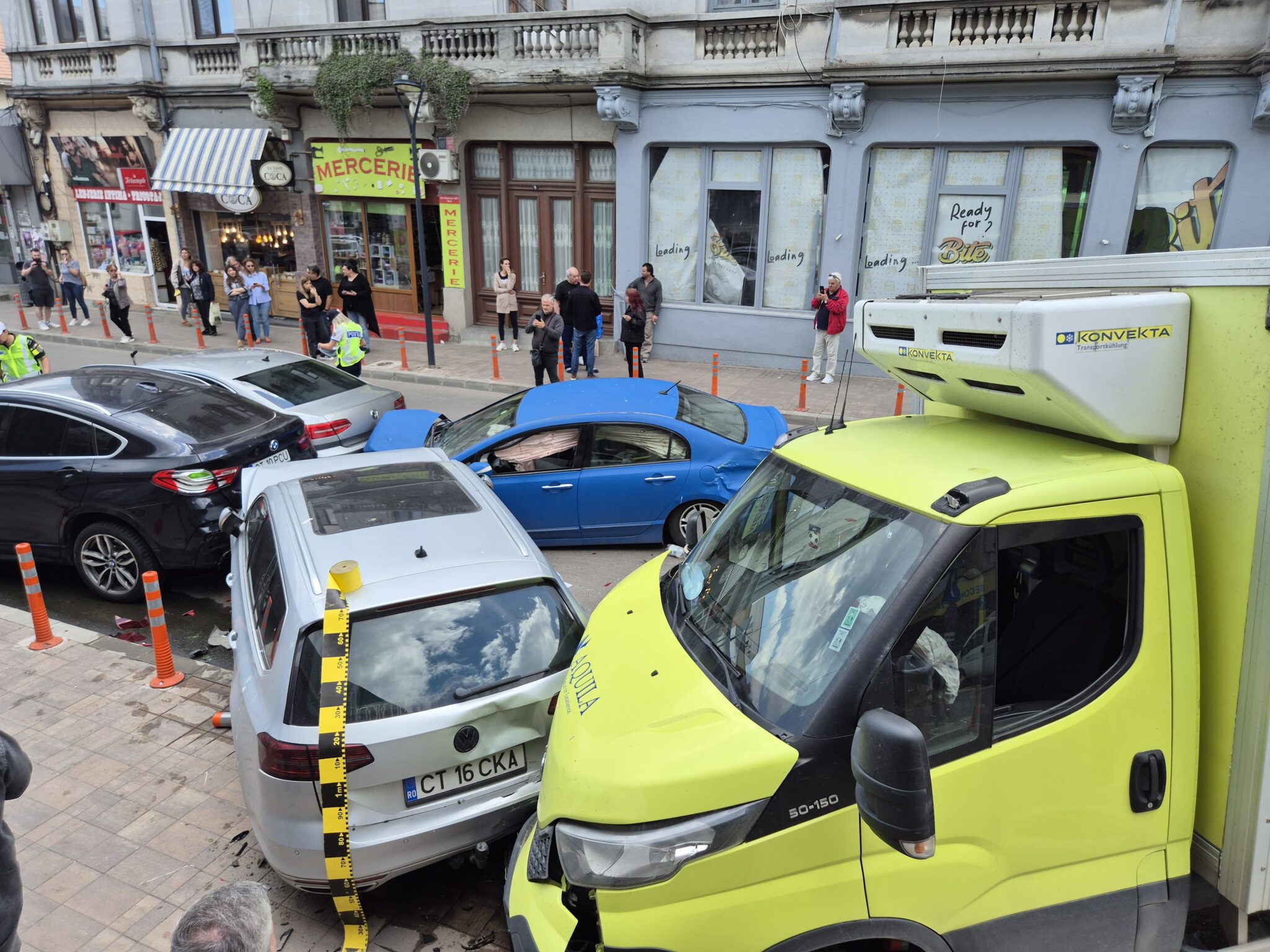 FOTO VIDEO Accident grav cu ȘASE autoturisme, în centrul Constanței/ O victimă este ÎNCARCERATĂ a89cce71 8340 47e4 8ef6 a534dc26c651