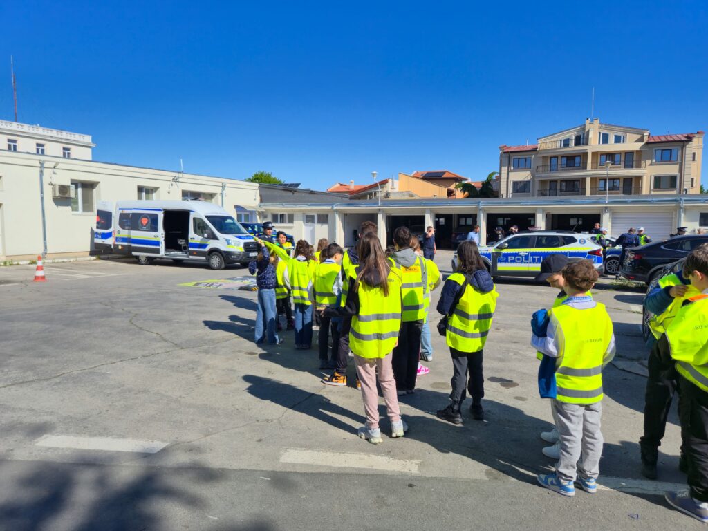 FOTO VIDEO Polițiștii rutieri, acțiune alături de patrula școlară a Școlii nr.24, în cadrul Săptămânii Naționale a Siguranței Rutiere a9d50d27 09f8 4652 8451 1d8837f8b4d8