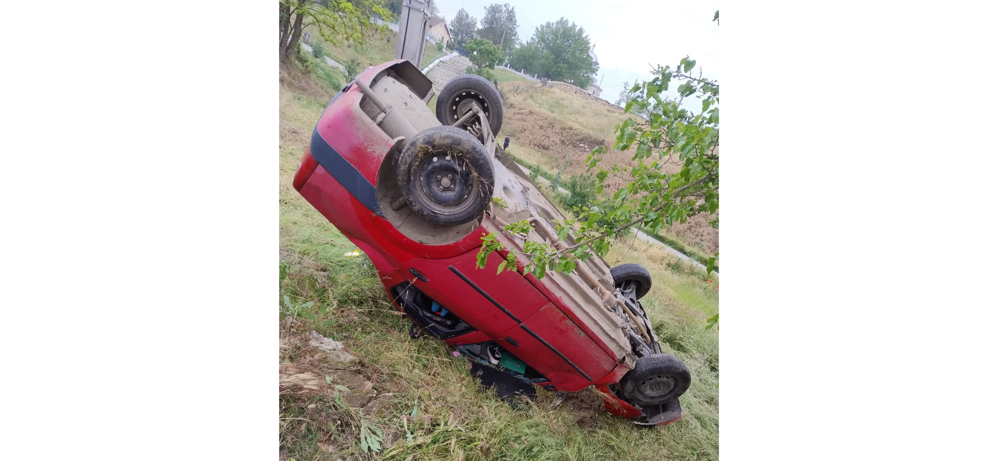 Cinci victime, printre care două mame cu copii de 8 LUNI, respectiv 10 ani, au ajuns la spital după ce o maşină s-a răsturnat între Tichilești și Topalu accident 1