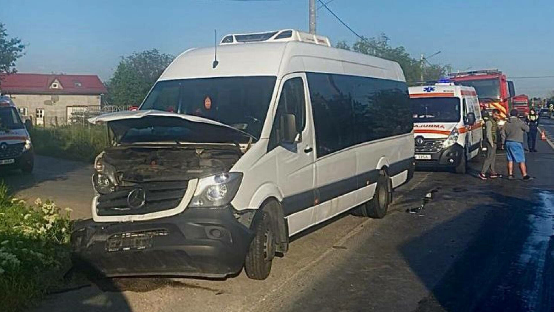 Cinci persoane rănite după un accident între un autoturism şi un microbuz pe DN71 / A fost activat Planul Roșu de Intervenție accident dambovita