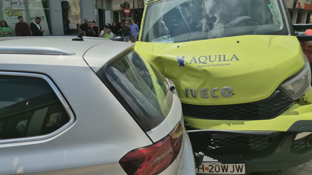 FOTO VIDEO Accident grav cu ȘASE autoturisme, în centrul Constanței/ O victimă este ÎNCARCERATĂ 4 FOTO VIDEO Accident grav cu ȘASE autoturisme, în centrul Constanței/ O victimă este ÎNCARCERATĂ adbf6a39 37bc 413d 8bd4 4678f7caacf5