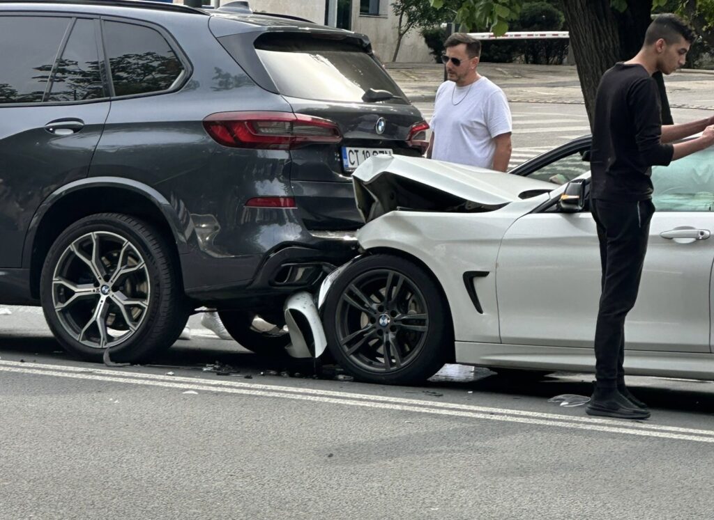 FOTO Două BMW-uri s-au cocnit pe bulevardul Alexandru Lăpușneanu, la Camera de Comerț / Constanța 3 FOTO Două BMW-uri s-au cocnit pe bulevardul Alexandru Lăpușneanu, la Camera de Comerț / Constanța afadc999 6da4 478b a9fa 58f81f6c74ce