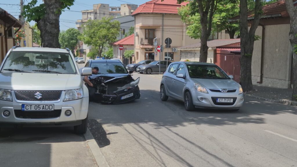 FOTO VIDEO O mașină s-a izbit de un microbuz CT Bus, pe strada Nicolae Iorga 5 FOTO VIDEO O mașină s-a izbit de un microbuz CT Bus, pe strada Nicolae Iorga b192286c 1ca3 44db a1f4 a9bd5c8976ed