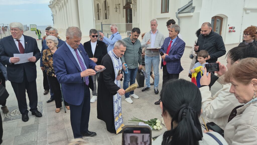 FOTO VIDEO Placa memorială dedicată deținuților politici care au participat la refacerea Cazinoului, dezvelită pe faleză 8 FOTO VIDEO Placa memorială dedicată deținuților politici care au participat la refacerea Cazinoului, dezvelită pe faleză b1a47eb7 5160 4ccc 9314 0bfafb80a969