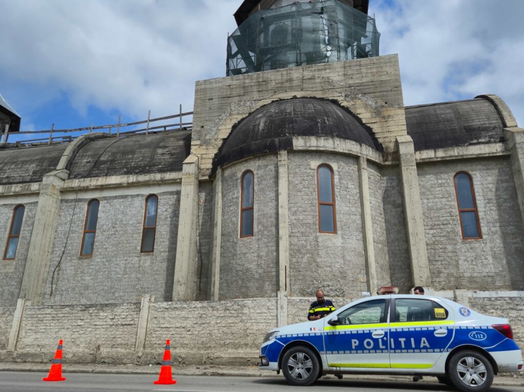 FOTO VIDEO Alertă! Un TÂNĂR a CĂZUT de pe acoperișul Bisericii Sfântul Nectarie, din zona Medeea UPDATE 9 FOTO VIDEO Alertă! Un TÂNĂR a CĂZUT de pe acoperișul Bisericii Sfântul Nectarie, din zona Medeea UPDATE b2186238 8626 4a86 8e2e 358b34b93ae0