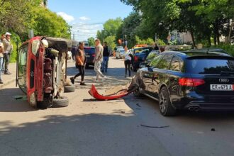 FOTO VIDEO O mașină s-a răsturnat pe strada Tulcei din Constanța b909b418 a6ec 40ac 912c 98d8394976e5