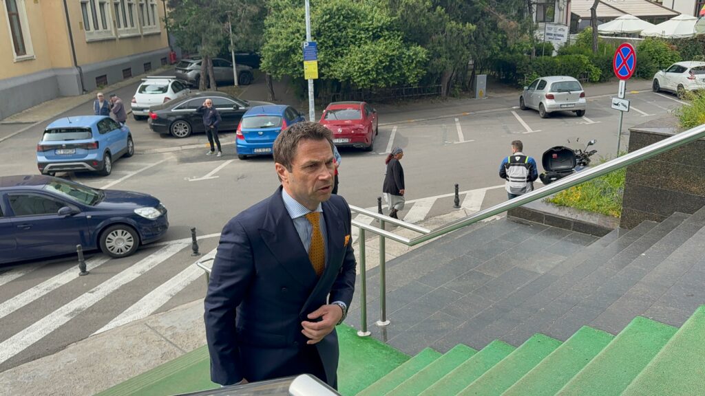 FOTO VIDEO Primarul Mangaliei, Radu Cristian, în fața instanței. Are loc un nou termen în dosarul de corupție/ Prejudiciu de 13 MILIOANE de LEI 3 FOTO VIDEO Primarul Mangaliei, Radu Cristian, în fața instanței. Are loc un nou termen în dosarul de corupție/ Prejudiciu de 13 MILIOANE de LEI b9532768 77f2 4ad1 8ef6 04a8f58d3ba5