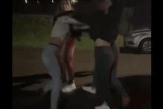 FOTO Scandal între tinere la Rariștea: două fete, bătute în plină stradă bataie