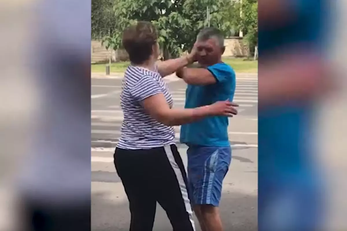 O constănțeancă și-a bătut vecinul până la inconștiență după că i-a spus fiului ei să nu se mai joace în scara blocului / Ce au decis magistrații bataie femie barbat