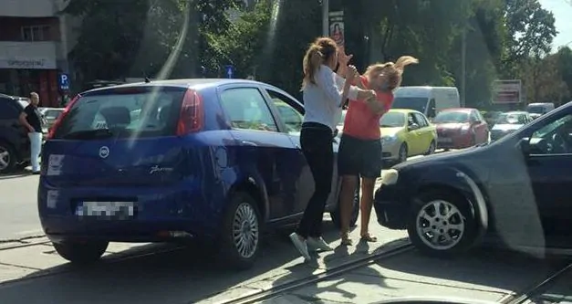Scandal în trafic, la Constanța: O femeie, târâtă din mașină și agresată violent bataie trafic femei